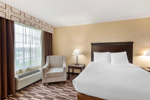 Best Western PLUS Victor Inn & Suitesにあるベッド
