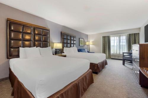 Postel nebo postele na pokoji v ubytování Best Western Plus Northwind Inn & Suites