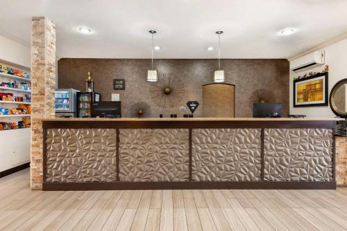 a bar in a hotel room with a counter at Best Western Plus Eagleridge Inn & Suites in Pueblo