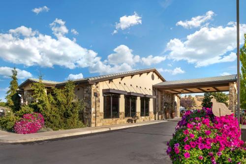 a building with flowers in front of it at Best Western Prineville Inn in Prineville