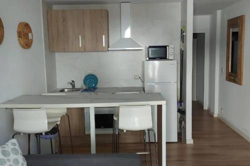Kuchyň nebo kuchyňský kout v ubytování Beautiful apartment in Cala en Blanes - 45 m² with shared pool
