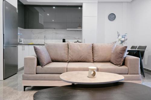 Χώρος καθιστικού στο Cozy Home With Cooking Near Tram
