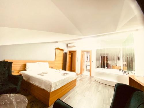Postel nebo postele na pokoji v ubytování Waves hotel