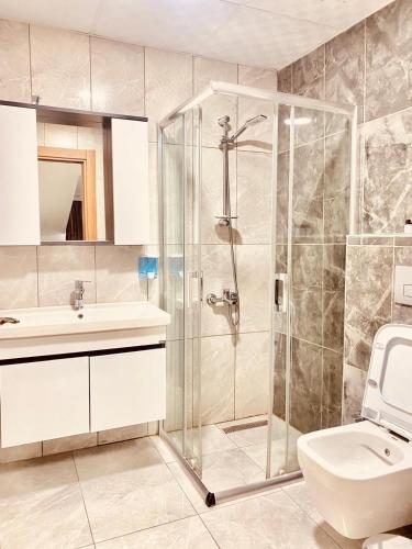アヴシラーにあるWaves hotelのシャワー、洗面台、トイレ付きのバスルーム