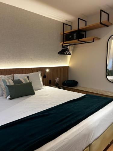 Un dormitorio con una cama grande con una manta negra. en Flat Praia do Canto Iate Clube long Stay, en Vitória