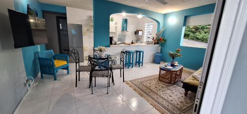 a kitchen and dining room with a table and chairs at Anse Maurice Évasion in Petit-Canal