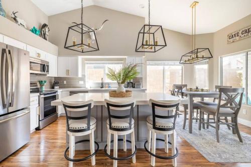 Η κουζίνα ή μικρή κουζίνα στο Cave Creek Classy 4 bedrooms, Heated pool, pool table