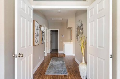 Φωτογραφία από το άλμπουμ του Cave Creek Classy 4 bedrooms, Heated pool, pool table σε Cave Creek