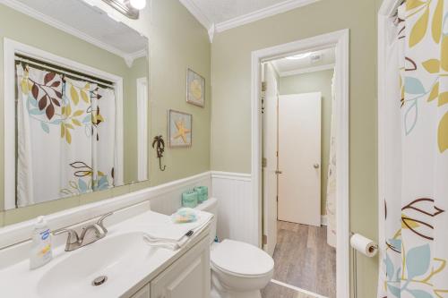 Koupelna v ubytování 1 Mi to Beach, Pool Access Hilton Head Island Gem