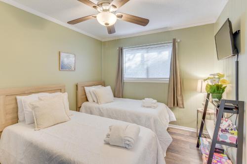 Postel nebo postele na pokoji v ubytování 1 Mi to Beach, Pool Access Hilton Head Island Gem