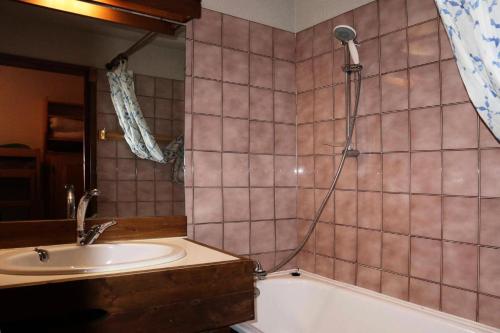 une salle de bain avec un lavabo, une baignoire et une douche dans l'établissement Résidence Le Cairn - Résidence Cairn - Studio 4 personnes vue pistes MAE-6291, aux Orres