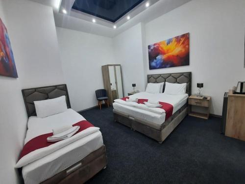 Ένα ή περισσότερα κρεβάτια σε δωμάτιο στο Authentic Belgrade Centre - 3 Suites in One Space, with patios in courtyard for smokers