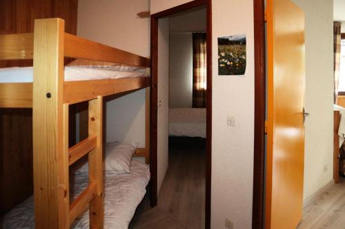 Cette chambre dispose de lits superposés avec 2 lits superposés et une porte. dans l'établissement Résidence Balcons Des Orres - LES BALCONS DES ORRES N° 302 MAE-6411, aux Orres