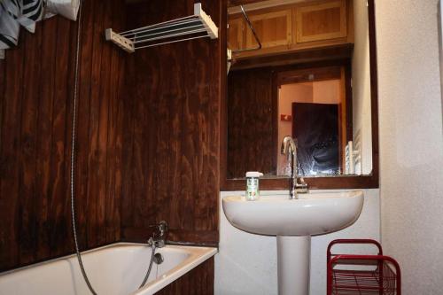 une salle de bain avec un lavabo et une baignoire dans l'établissement Résidence Balcons Des Orres - LES BALCONS DES ORRES N° 302 MAE-6411, aux Orres