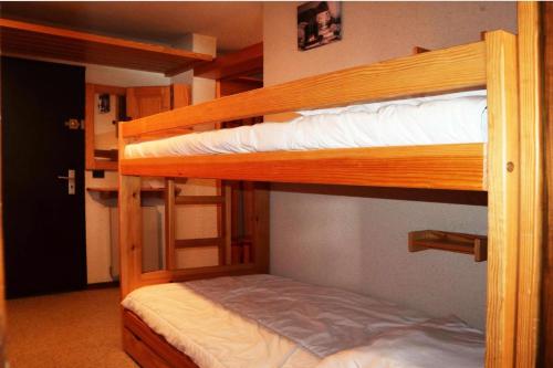 - une chambre avec 2 lits superposés dans une cabine dans l'établissement Résidence Le Cairn - studio 6 personnes le cairn N°705 MAE-6571, aux Orres