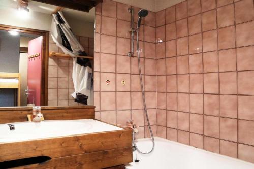 une salle de bain avec une douche, une baignoire et un lavabo dans l'établissement Résidence Le Cairn - studio 6 personnes le cairn N°705 MAE-6571, aux Orres