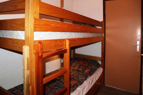 quelques lits superposés dans une chambre dans l'établissement Résidence Le Cairn - Résidence Cairn - Studio 4 personnes vue pistes MAE-6381, aux Orres