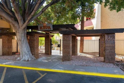 Afbeelding uit fotogalerij van Old Town Condo with 2 King Size Suites in Scottsdale