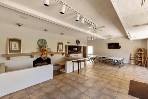 Afbeelding uit fotogalerij van Old Town Condo with 2 King Size Suites in Scottsdale