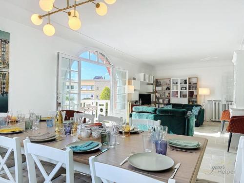 une salle à manger avec une table et un salon dans l'établissement Villa Rosière, à Villers-sur-Mer