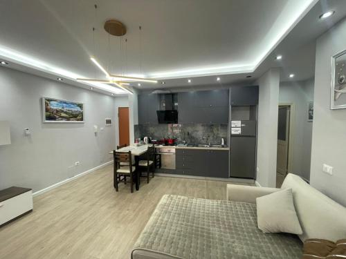 salon z kanapą i kuchnią w obiekcie "Complex Delijorgji" Apartment w Tiranie