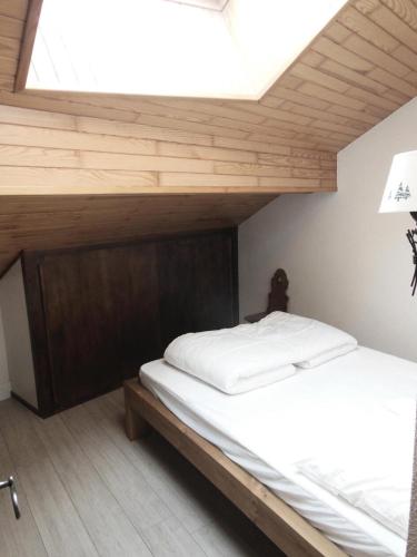 a bed in a room with a wooden ceiling at Résidence Le Reclaz - 2 Pièces pour 5 Personnes MAE-3330 in Champagny-en-Vanoise