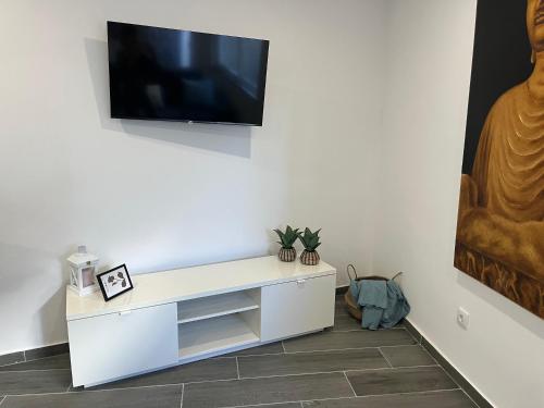 Télévision ou salle de divertissement dans l'établissement Ocean view by Charmes A