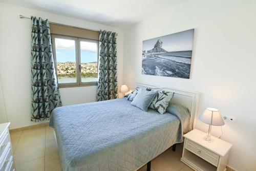 una camera da letto con un letto e una finestra di EDIFICIO LARIMAR a Calpe