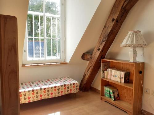 une chambre avec un banc et une fenêtre dans l'établissement Maison pour 6 personnes, à Villebernier