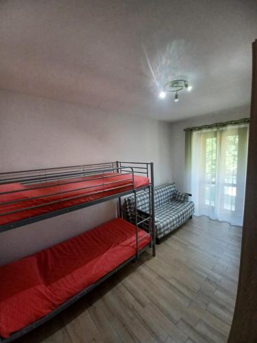 a room with two bunk beds and a window at Casa di Sara in Pescasseroli