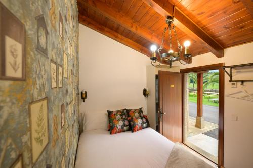 a bedroom with a bed in a room at Piscina climatizada y cubierta 365 dias en Casa Rural con Encanto El Puentuco una de las casas mas valoradas de Cantabria in Villacarriedo