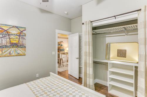 Postel nebo postele na pokoji v ubytování 6 Mi to Downtown Apartment in Chattanooga!