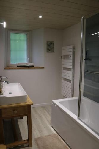 une salle de bain avec une baignoire, un lavabo et une douche dans l'établissement Les cimes de l'Oustal, à Ax-les-Thermes