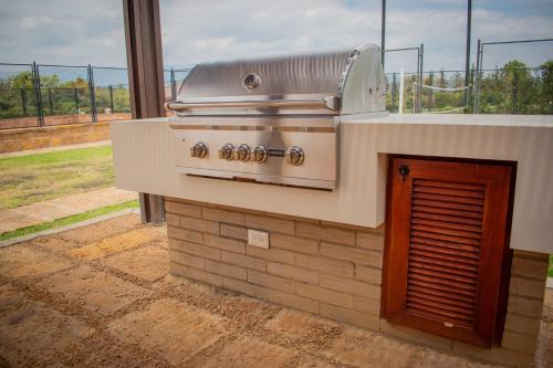 una barbacoa con parrilla encima de un patio en Casa Santa Fe De La Villa, en Villa de Leyva