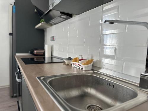 eine Küche mit Spüle und Arbeitsplatte in der Unterkunft Luxury 1 Bedroom Apartment MckenzieGold 57 MyGuest Cyprus in Iskele