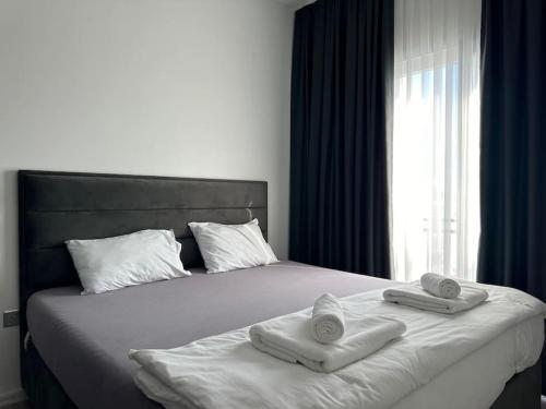 ein Schlafzimmer mit einem Bett mit zwei Handtüchern darauf in der Unterkunft Luxury 1 Bedroom Apartment MckenzieGold 57 MyGuest Cyprus in Iskele