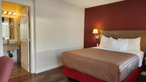 Ένα ή περισσότερα κρεβάτια σε δωμάτιο στο Sahara Courtyard Inn & Suites Osoyoos