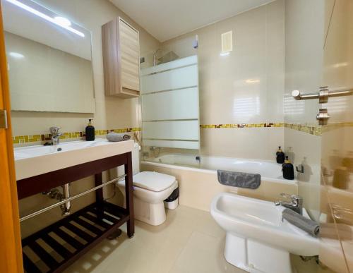 Ένα μπάνιο στο Bahía Azul Suites, Piscina & Pádel