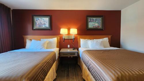 Ένα ή περισσότερα κρεβάτια σε δωμάτιο στο Sahara Courtyard Inn & Suites Osoyoos