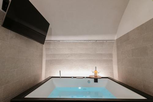 a bathroom with a bath tub in a room at Le Fantine Rooms in Campomarino