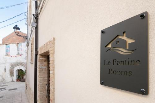 a sign on a building that reads la famille rooms at Le Fantine Rooms in Campomarino