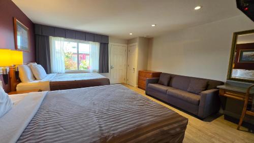Ένα ή περισσότερα κρεβάτια σε δωμάτιο στο Sahara Courtyard Inn & Suites Osoyoos