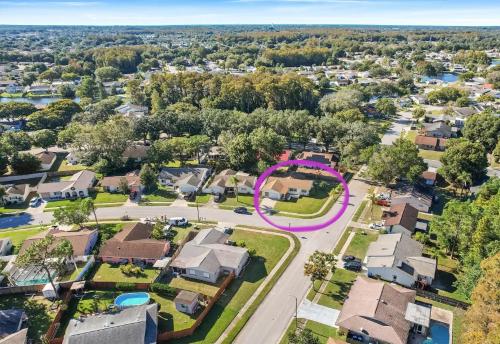 an aerial view of a home in a suburb at Easy BNB Close to Beaches, Billiard,Ping-Pong Table, Lanai, Fire Pit, BBQ, Patio, Back Yard in New Port Richey
