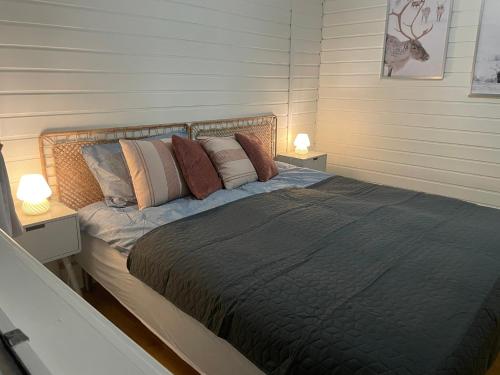 Un pat sau paturi într-o cameră la Centrally located apartment with 2 bedrooms and free parking