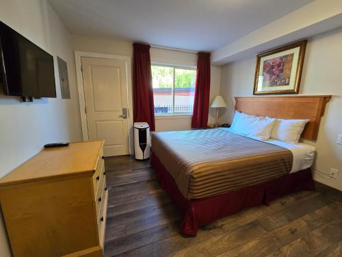 Ένα ή περισσότερα κρεβάτια σε δωμάτιο στο Sahara Courtyard Inn & Suites Osoyoos