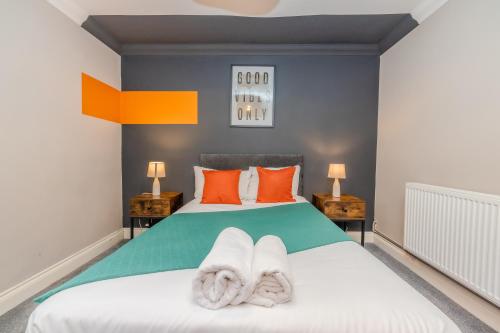 une chambre avec un lit avec des serviettes dessus dans l'établissement Super Central 1 Bedroom Flat With Balcony Next To Brighton Beach, à Brighton et Hove