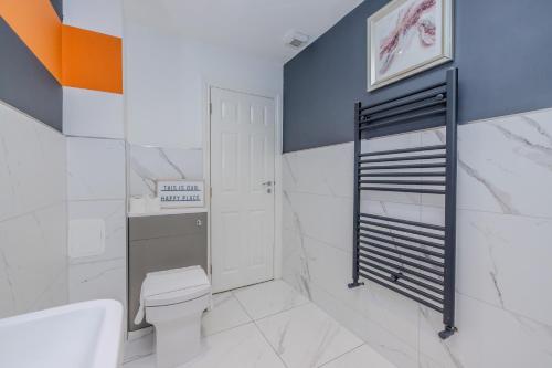 une salle de bains avec toilettes et lavabo dans l'établissement Super Central 1 Bedroom Flat With Balcony Next To Brighton Beach, à Brighton et Hove