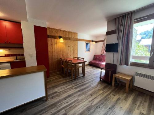 Cette chambre comprend une cuisine et une salle à manger avec une table. dans l'établissement Résidence Doronic - Résidence DORONIC N°835 MAE-8531, à La Plagne Tarentaise