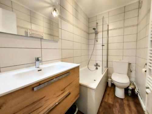 une salle de bain avec un lavabo, des toilettes et une douche dans l'établissement Résidence La Taiga - Résidence TAIGA N°18 MAE-8541, à La Plagne Tarentaise