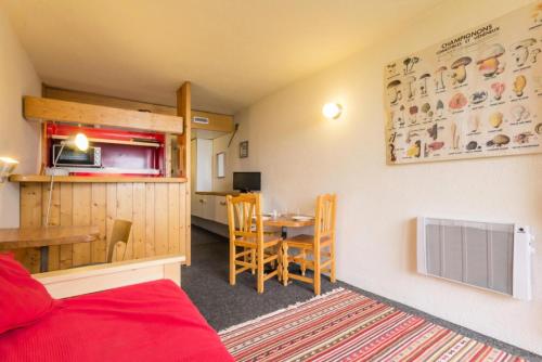 Cette chambre comprend une cuisine, une table et des chaises. dans l'établissement Résidence Varet 3 - Studio 5 personnes MAE-5834, à Arc 2000